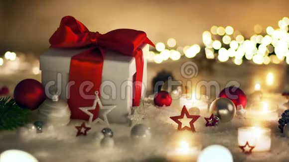 带雪蜡烛和装饰品的圣诞礼物视频的预览图