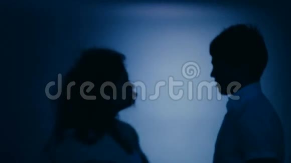 男人和女人在海滩的月光下接吻视频的预览图