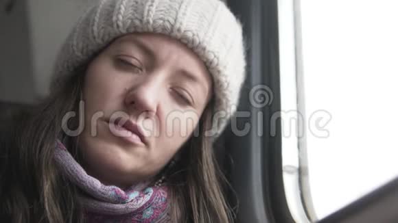 一个女人睡在火车上视频的预览图