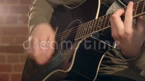 吉他在男性手中视频的预览图