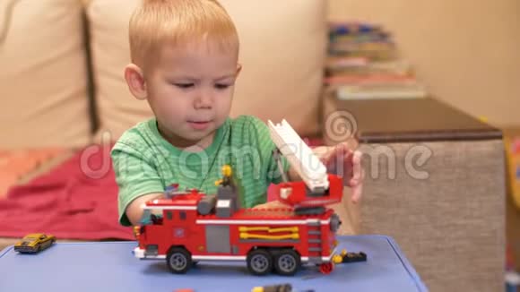 玩玩具车的男孩视频的预览图