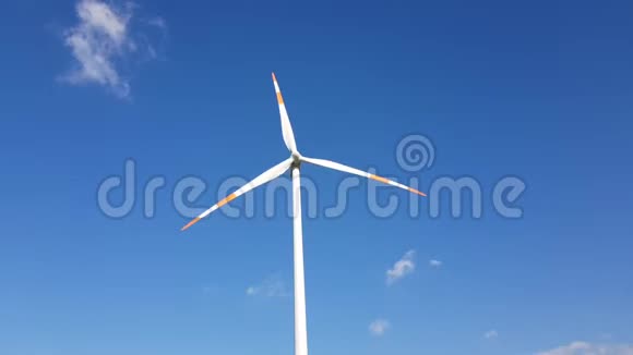 风力涡轮机和蓝天视频的预览图