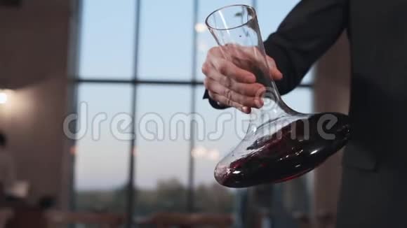 酒吧男用慢动作的装饰器摇动葡萄酒每秒240帧酒精饮料餐厅的葡萄酒视频的预览图