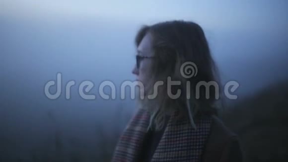 蓝色浓雾中的女孩悲伤视频的预览图