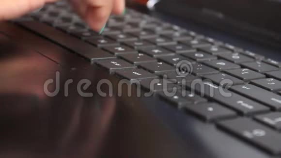 在笔记本电脑上打字以显示书写视频的预览图