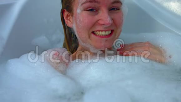 洗澡时微笑的女人视频的预览图