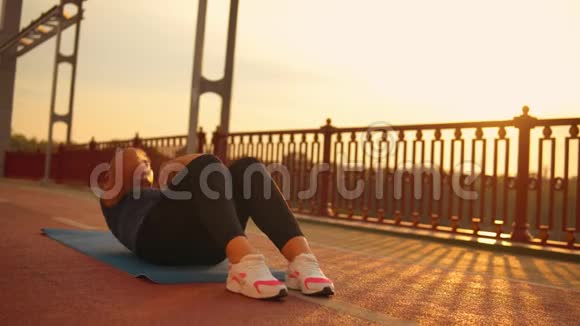 在桥上锻炼身体的女孩视频的预览图