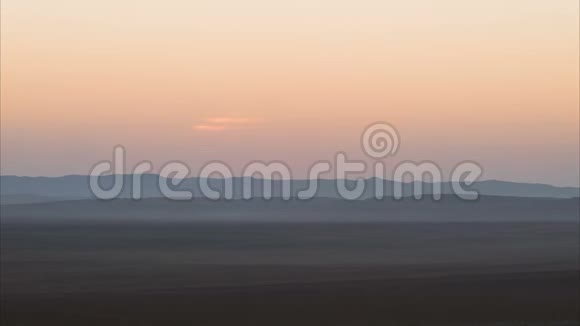 在沙丘或高原的沙漠中日出的时间流逝阿联酋黎明日出日出清晨沙漠视频的预览图