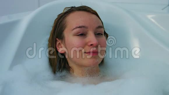 洗澡时放松的女人视频的预览图