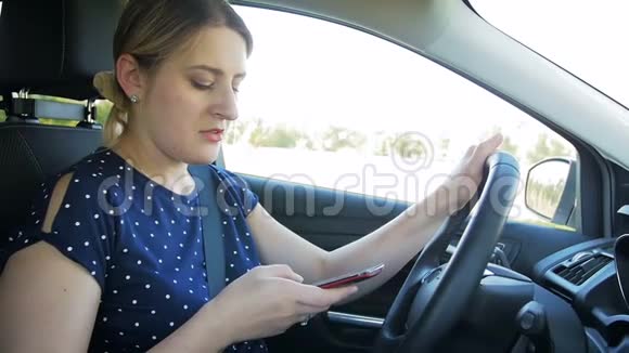 年轻女司机驾驶和使用智能手机时发生车祸的慢速镜头视频的预览图
