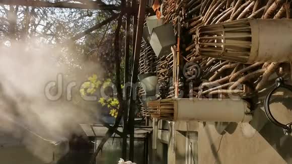 热蒸汽从锅炉里出来视频的预览图