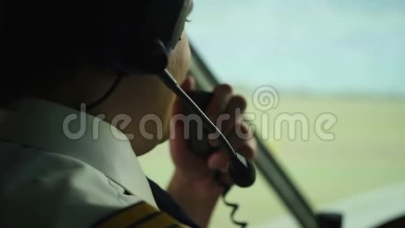 愉快的飞行员与控制器交谈在跑道上驾驶飞机视频的预览图