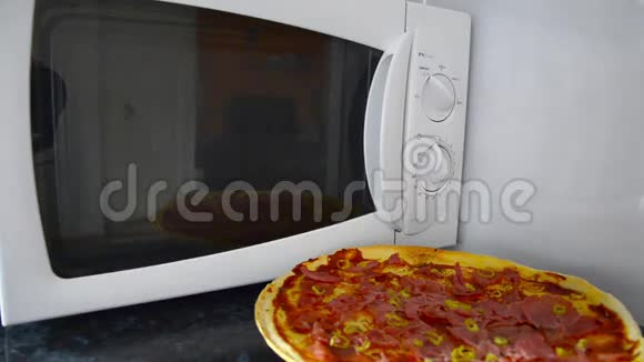微波炉里的披萨视频的预览图
