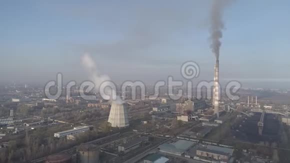 吸烟工厂烟囱大城市环境和空气污染的环境问题大型植物景观视频的预览图