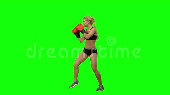 拳击手站在前面并派出了一个对手站在现场绿色屏幕侧视图视频的预览图