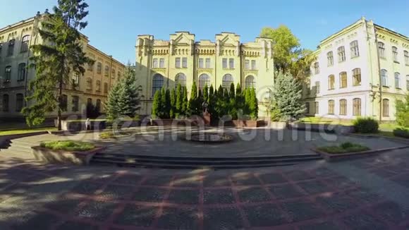 大学校园学院门前纪念碑的航拍照片视频的预览图