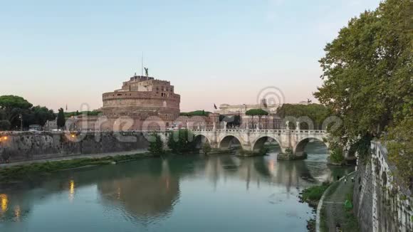 意大利罗马的卡斯特尔圣特安杰洛和蒂伯河大桥视频的预览图