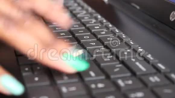 在笔记本电脑上打字以显示书写视频的预览图