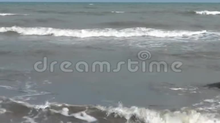 波浪滚到海滩上视频的预览图