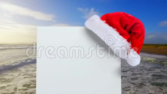 带白色卡片和大海的圣诞老人帽视频的预览图