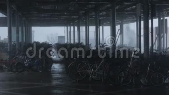 飓风曼古特附近的自行车停车场视频的预览图