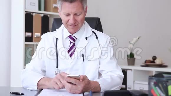 医生在用智能手机视频的预览图