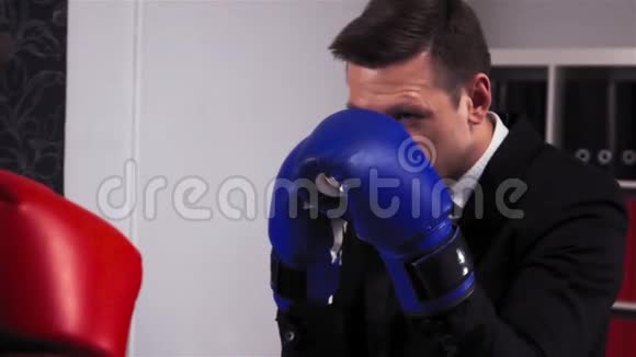 两个商人在办公室打拳击视频的预览图
