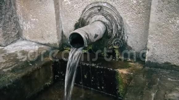 饮用水从管道中流出视频的预览图