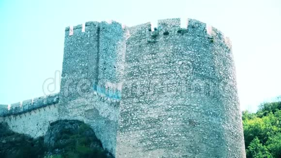 中世纪城堡的瞭望塔视频的预览图