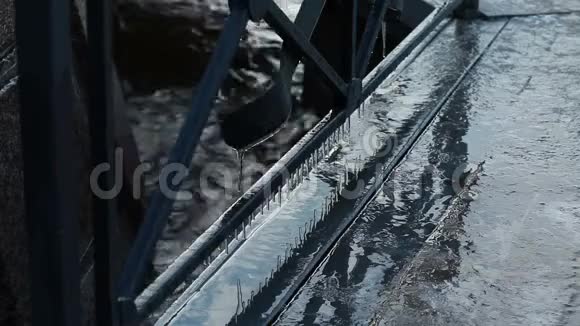 冬天的冰柱视频的预览图