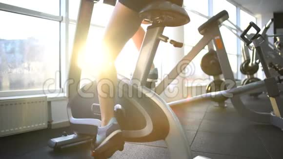 女子双腿训练固定自行车燃烧卡路里有氧运动视频的预览图