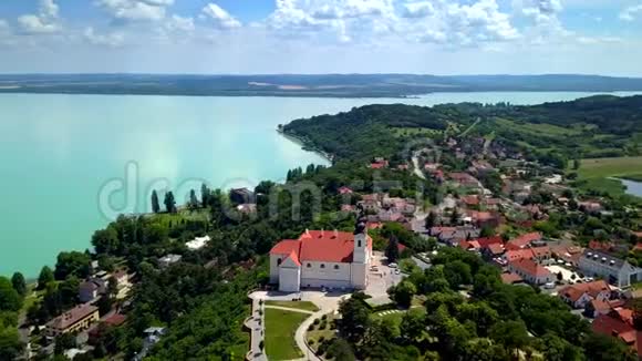 匈牙利提哈尼4K绕着提哈尼提哈尼修道院的本笃会修道院半圈飞行视频的预览图