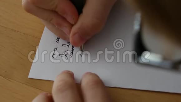 孩子在桌子上写字视频的预览图