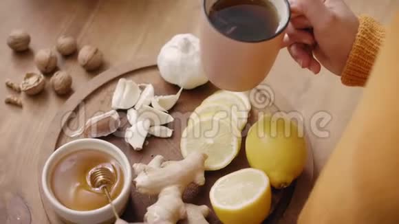 蜂蜜热茶视频的预览图