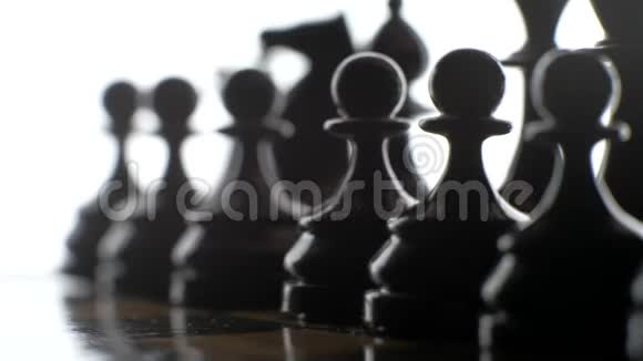 下棋的时候剪影人物的背景是白色的视频的预览图