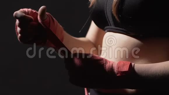自卫队强壮的女子穆伊泰拳击手上裹着绷带视频的预览图