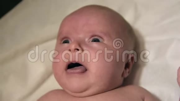 一个新生婴儿在哭视频的预览图
