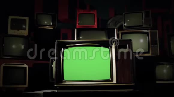 80年代电视绿色屏幕在许多电视中间冷锥多利射击视频的预览图