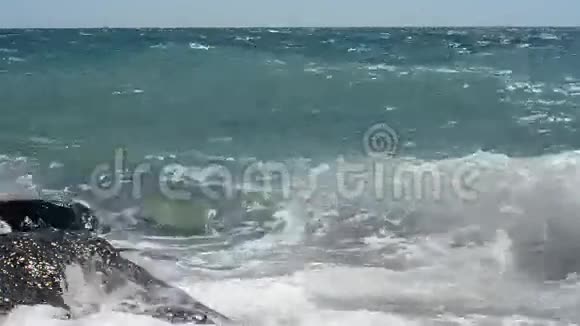 波浪冲击岩石视频的预览图