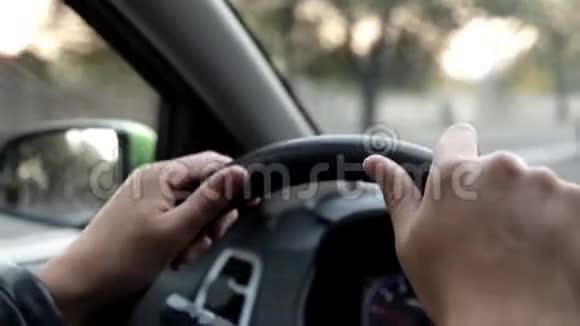 一个坐在车里开车穿过街道的人视频的预览图