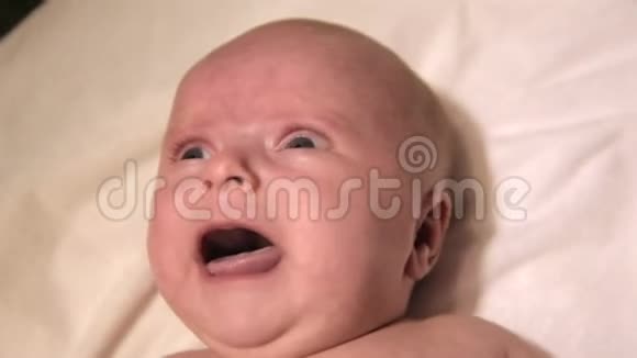 一个新生婴儿在哭视频的预览图