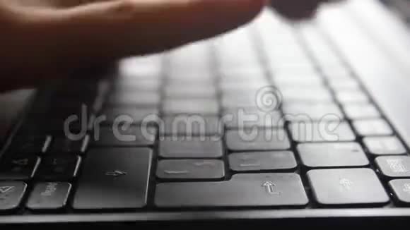 笔记本电脑的键盘视频的预览图