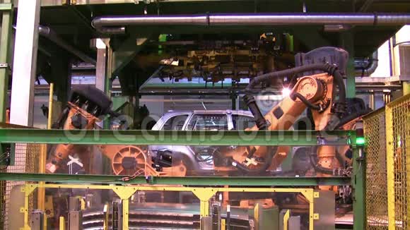 机器人在工厂生产线上焊接汽车零部件视频的预览图
