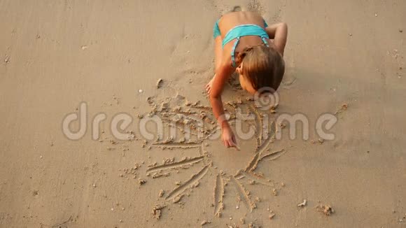 孩子在沙子上画画视频的预览图