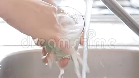 女人用肥皂洗手视频的预览图