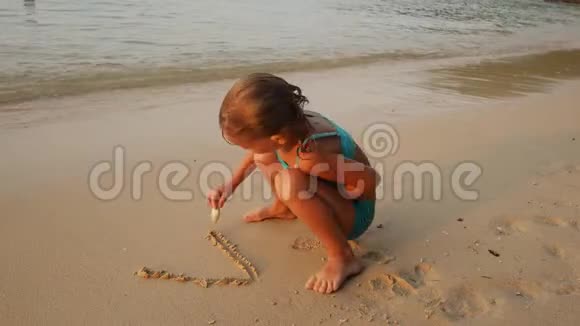 孩子在沙子上画画视频的预览图