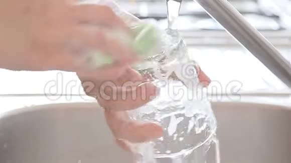 女人洗眼镜视频的预览图
