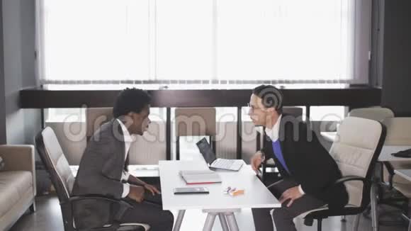 谈判结束后办公室里有两个人握手视频的预览图