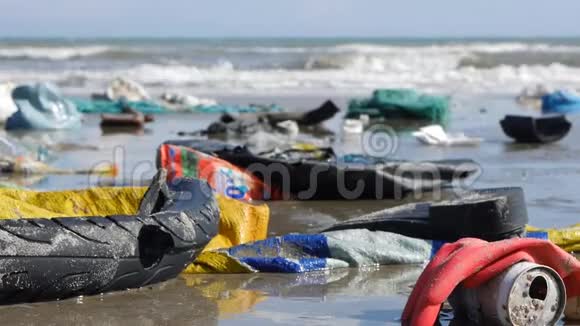 静态极端关闭塑料垃圾和垃圾在海滩上的海洋背景视频的预览图