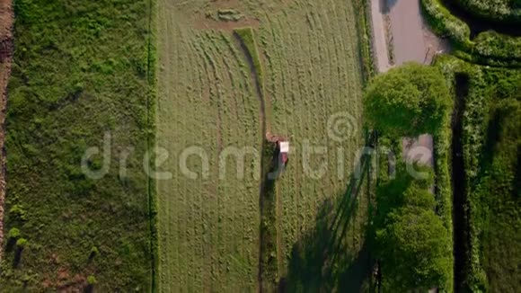 空中观光农业机械拖拉机日乘田间拖拉机犁视频的预览图